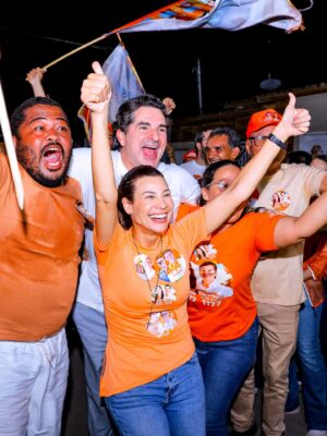 Famílias saem às portas para ver Gustinho e Hilda na Colônia Treze