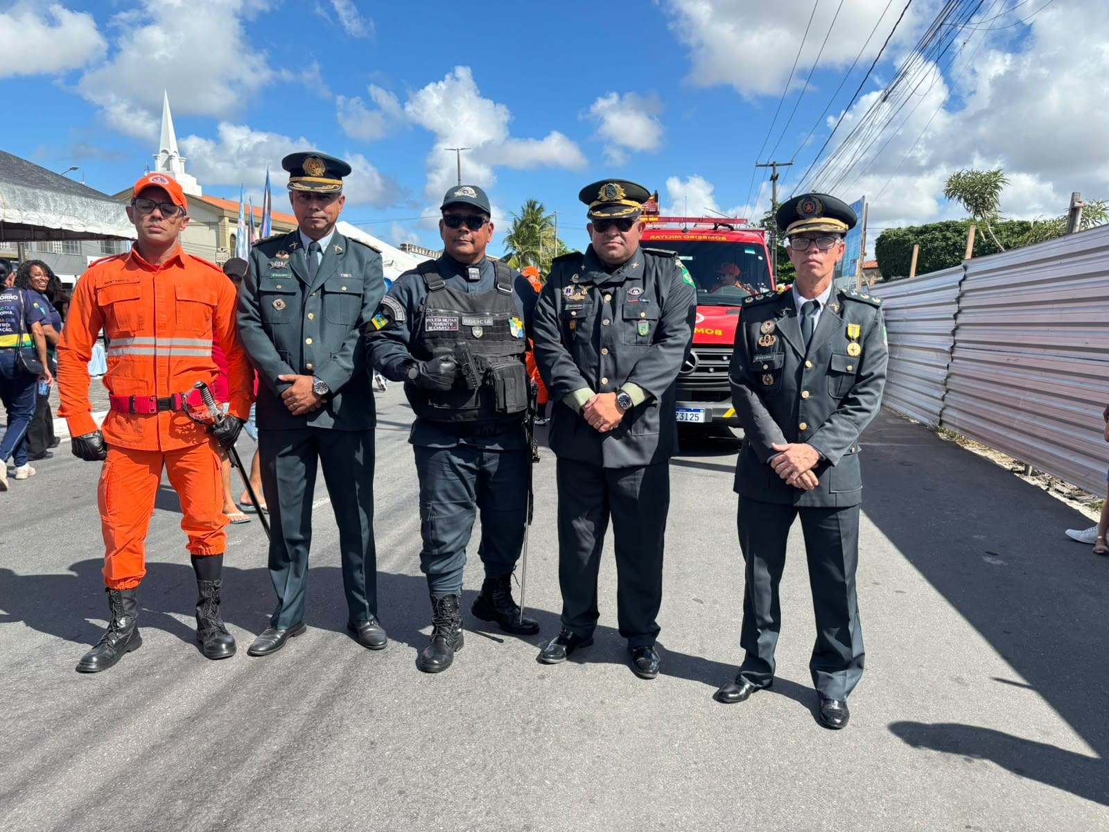 Autoridades militares e representantes das forças auxiliares no desfile de Nossa Senhora do Socorro