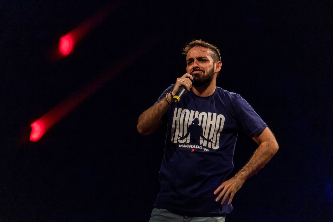 Uma noite de risadas com Ítalo Sena no Teatro Atheneu