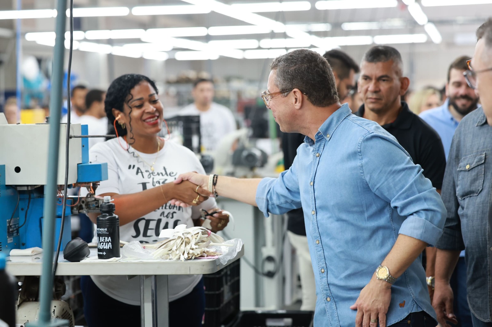 Fábio Mitidieri visita linha de produção de fábrica sergipana