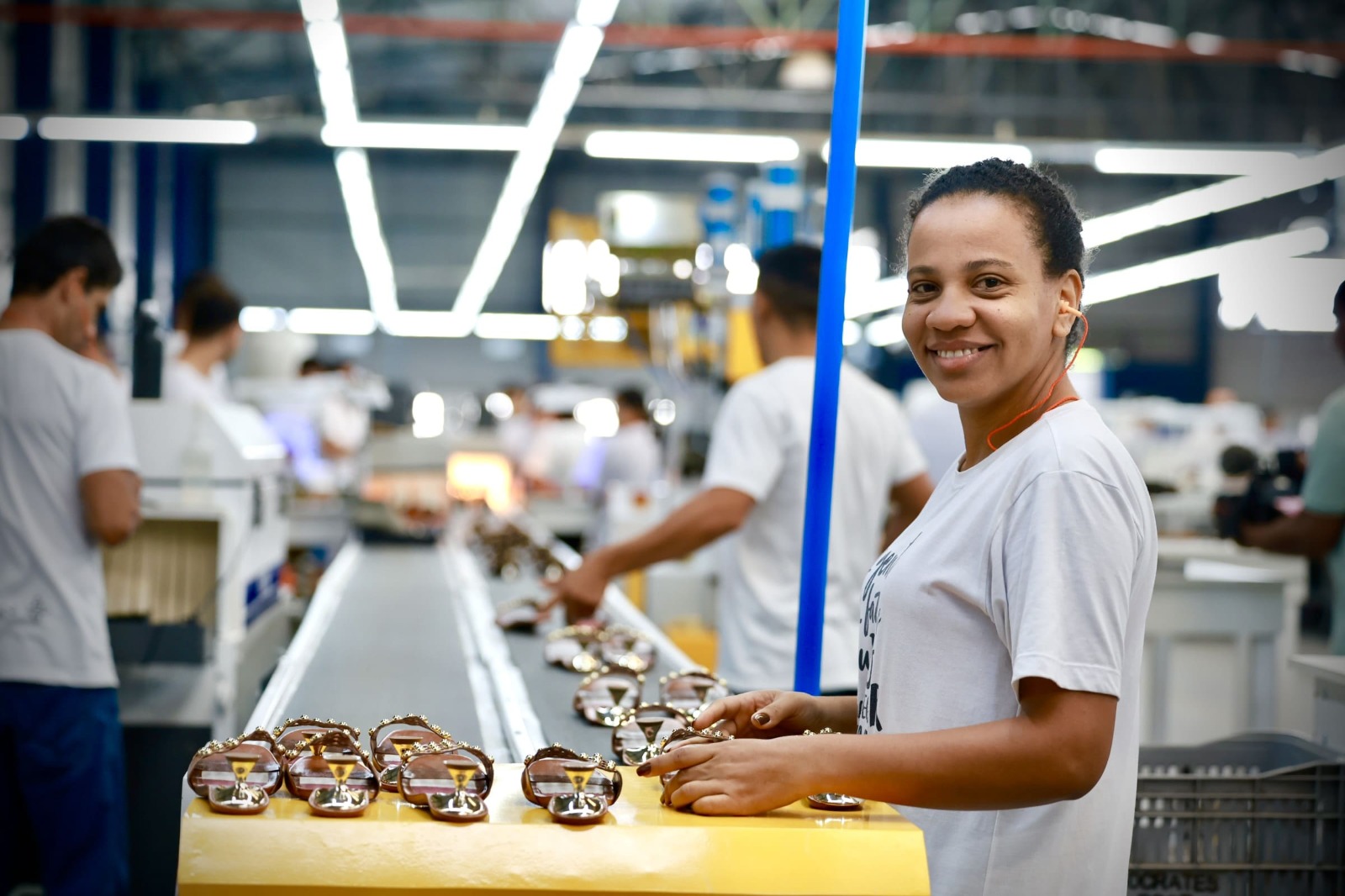 Trabalhadoras na linha de produção de indústria em Sergipe