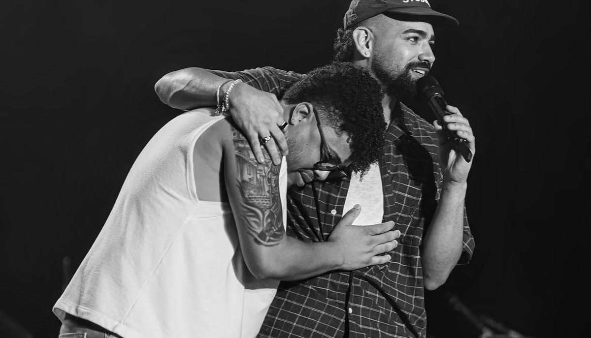 Cantor sergipano Nona sobe ao palco com Dilsinho em Aracaju