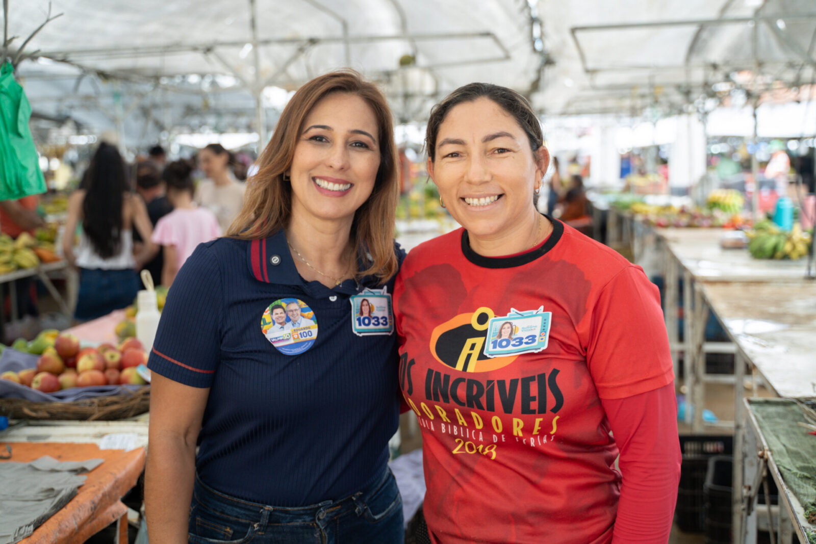 Susane Vidal conversa com comerciantes e consumidores na feira da Glória