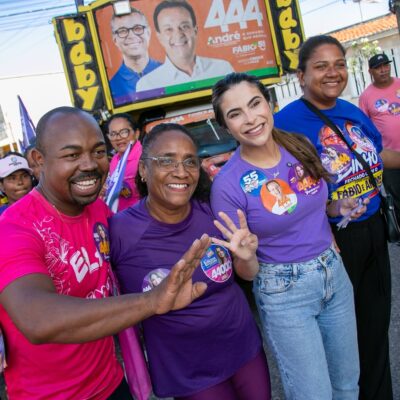 Yandra Moura caminha de porta em porta no Almirante Tamandaré