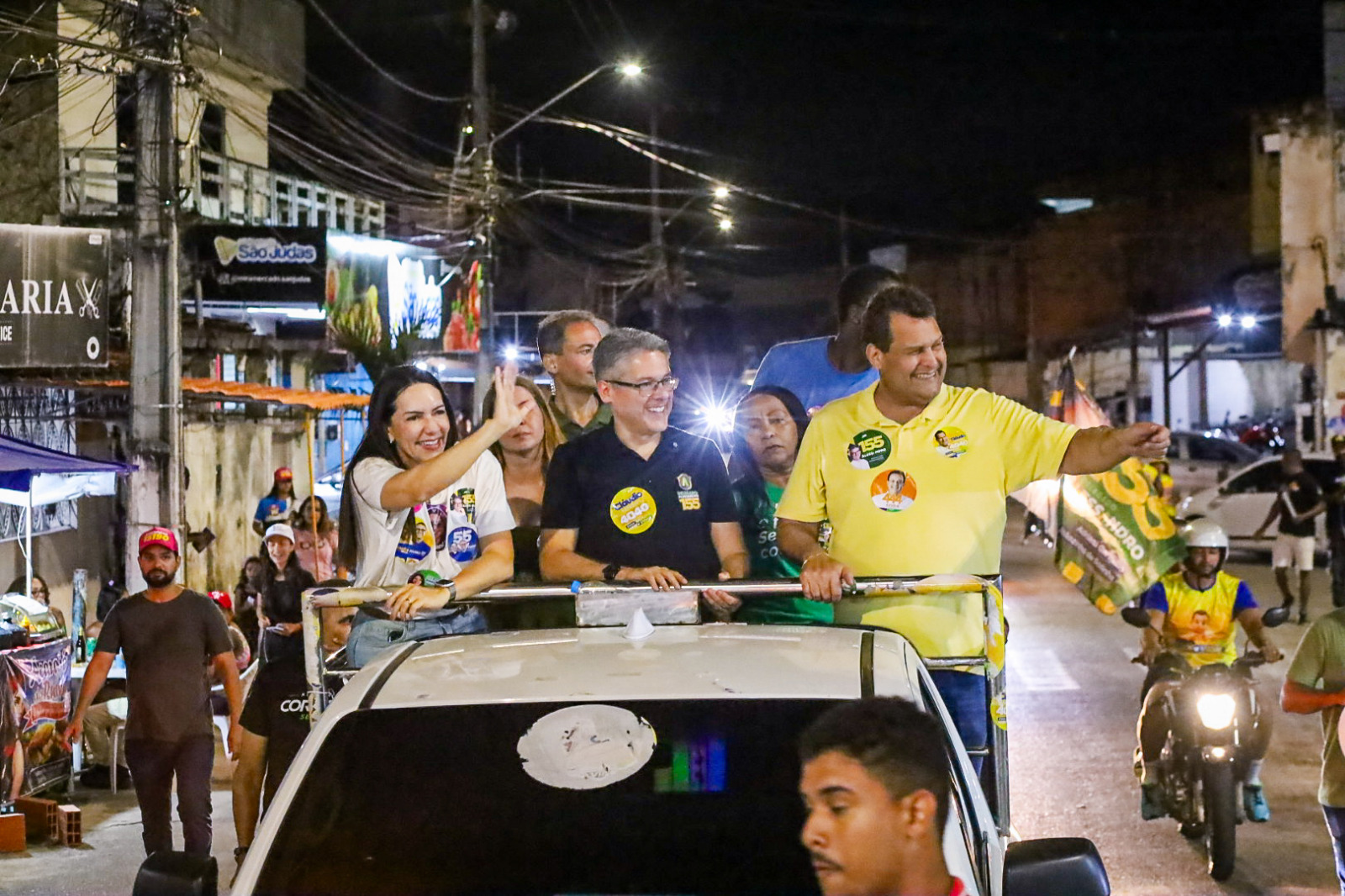 Moradores acompanham a passagem da carreata no 18 do Forte