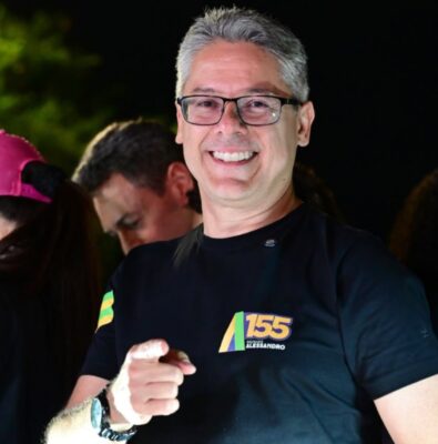 Alessandro Vieira comemora a reeleição ao lado da família em Aracaju