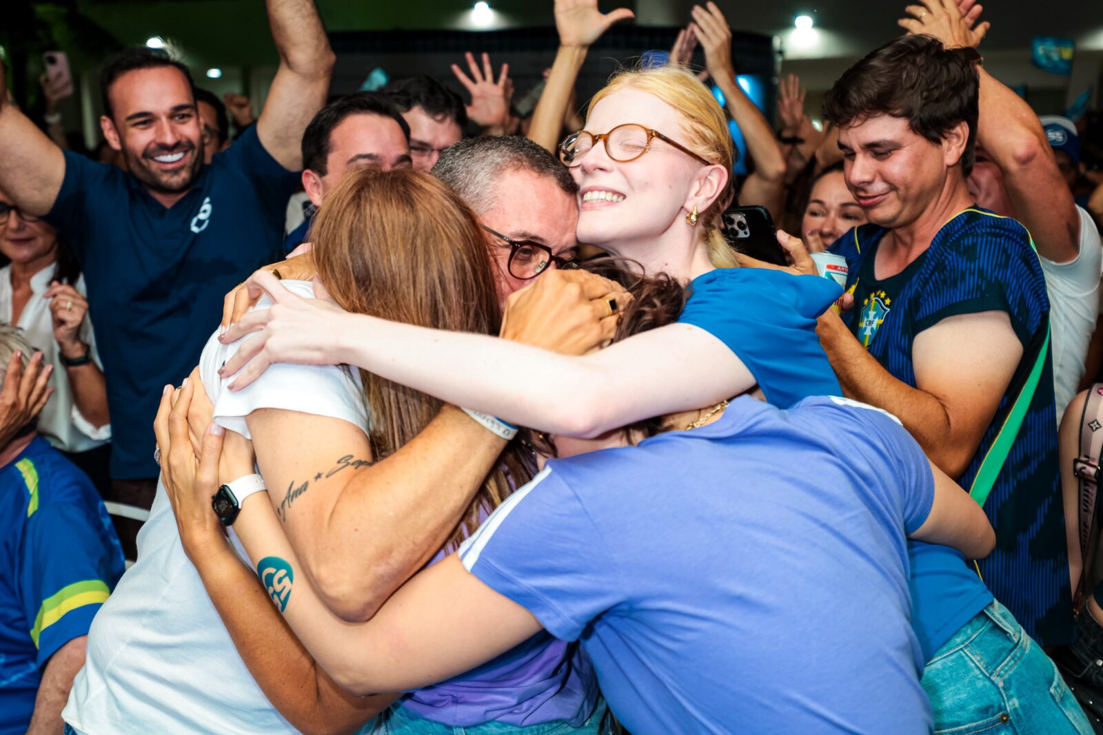 Fábio Mitidieri comemora reeleição ao lado da família em Aracaju