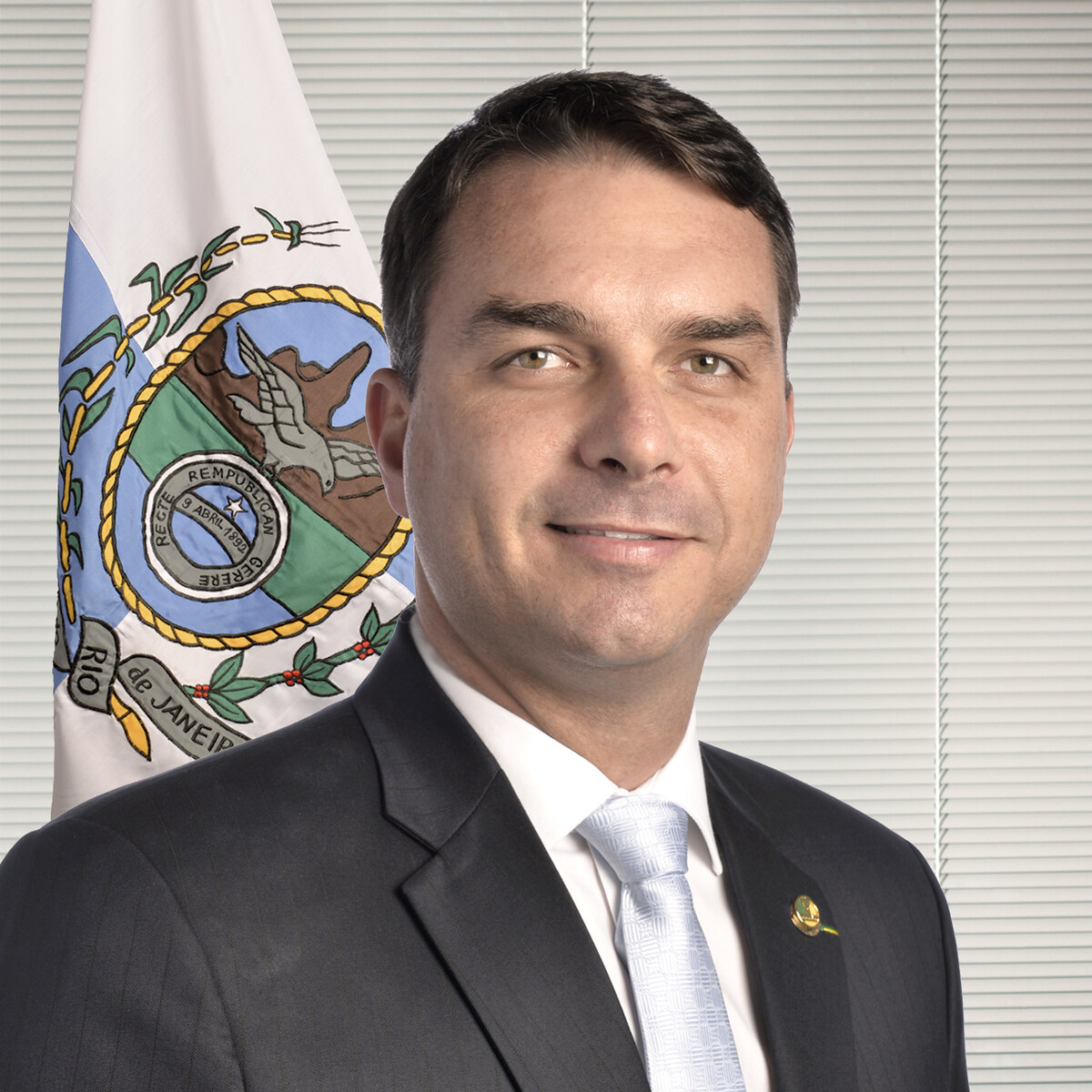 Flávio Bolsonaro não vai ao debate da Globo e aponta decisão do TSE