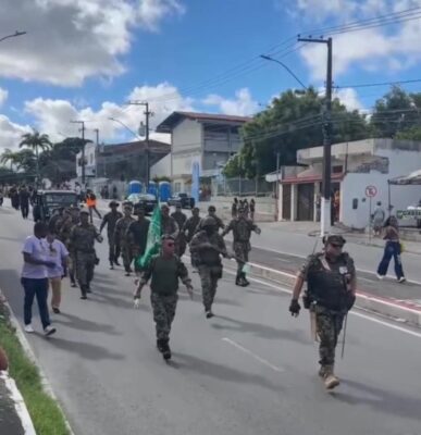 GVEB abre desfile cívico-militar no bairro 18 do Forte, em Aracaju