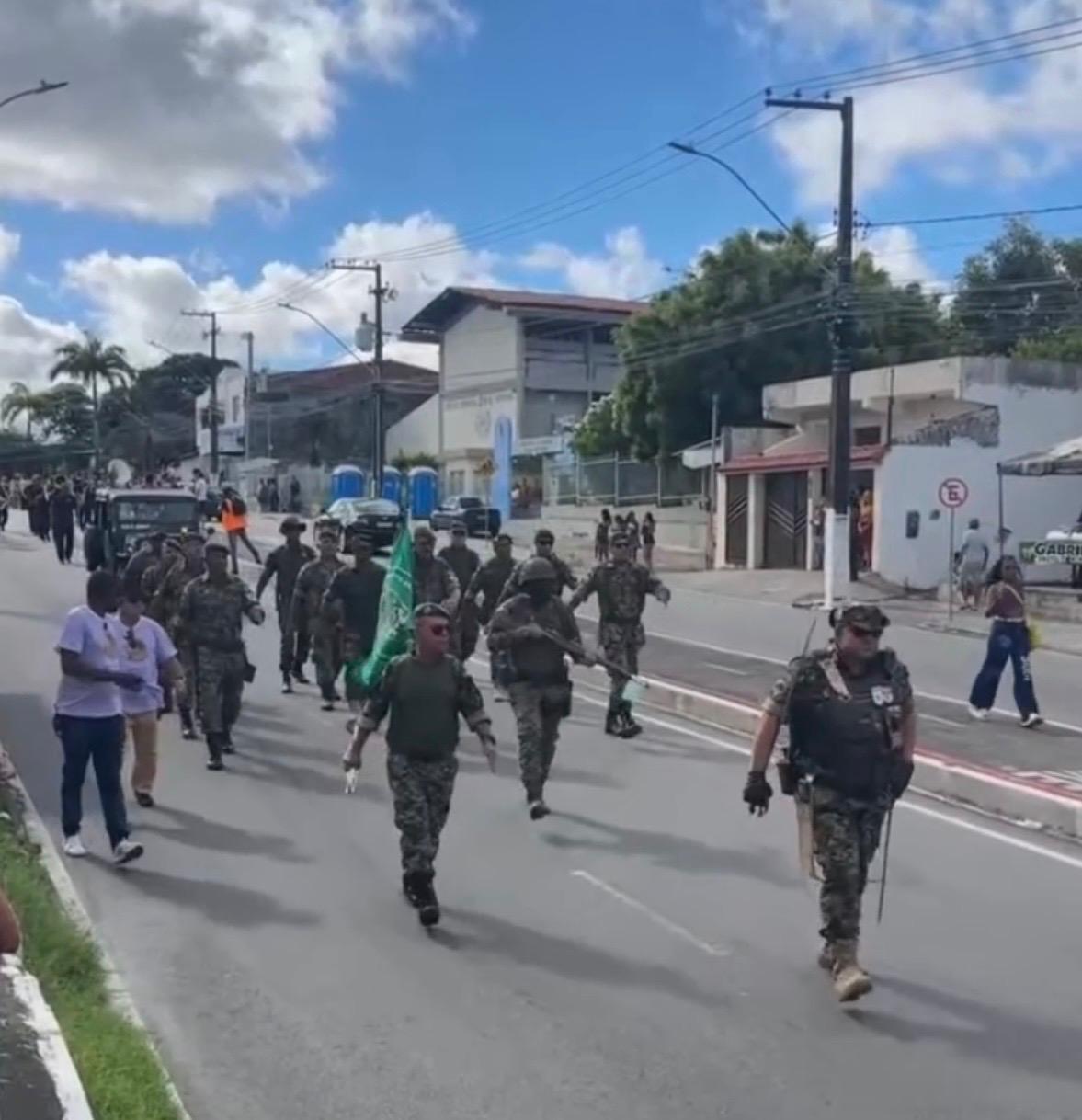 GVEB abre desfile cívico-militar no bairro 18 do Forte, em Aracaju