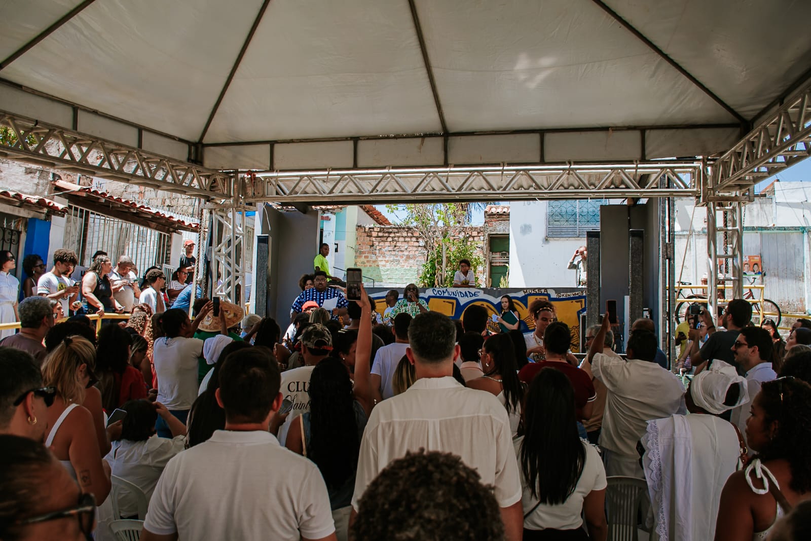 Representantes da comunidade cultural acompanham a visita